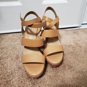 NWT Antonio Melani nude leather wedges 7